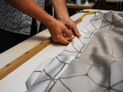 Crea cos� un �piegone� dal quale passer� la zineffa che sostiene la tenda, fissandolo prima con degli spilli per poi cucirlo a mano con ago e filo